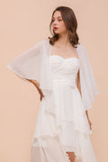 Vestido blanco de dama de honor hasta la rodilla, vestido de invitada de boda de dos capas con chal.