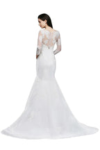 Robe de mariée sirène en dentelle blanche ornée de bijoux