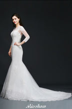 Robe de mariée sirène en dentelle blanche ornée de bijoux