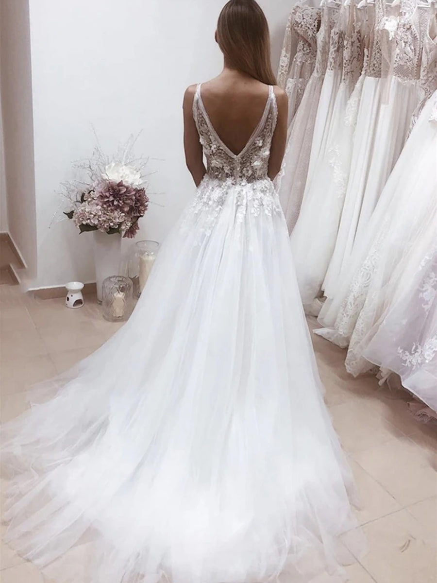Robe de mariée blanche longue trapèze à dos nu et décolleté en V ornée d'appliqués de dentelle