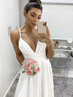 Vestidos blancos largos de corte A, escote en V, tirantes finos, espalda descubierta, ideales para graduación o baile de fin de curso.