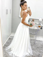 Vestidos blancos largos de corte A, escote en V, tirantes finos, espalda descubierta, ideales para graduación o baile de fin de curso.