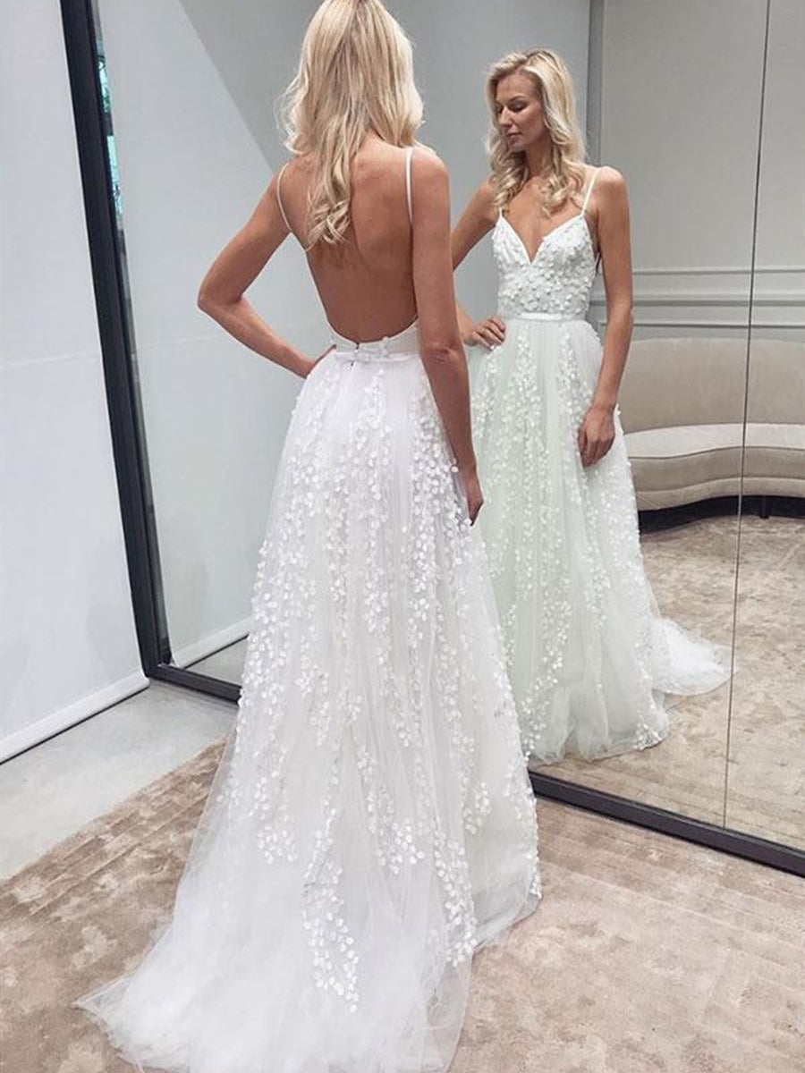 Robe de mariée blanche longue trapèze en tulle et dentelle dos nu, col en V et décolleté en V