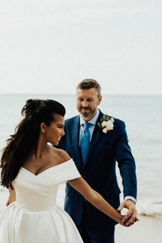 Vestido de novia largo de gala blanco con hombros descubiertos, de satén.