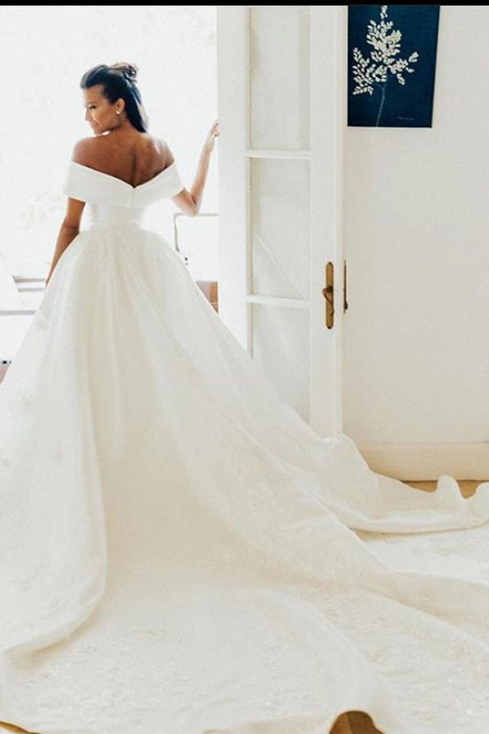 Vestido de novia largo de gala blanco con hombros descubiertos, de satén.