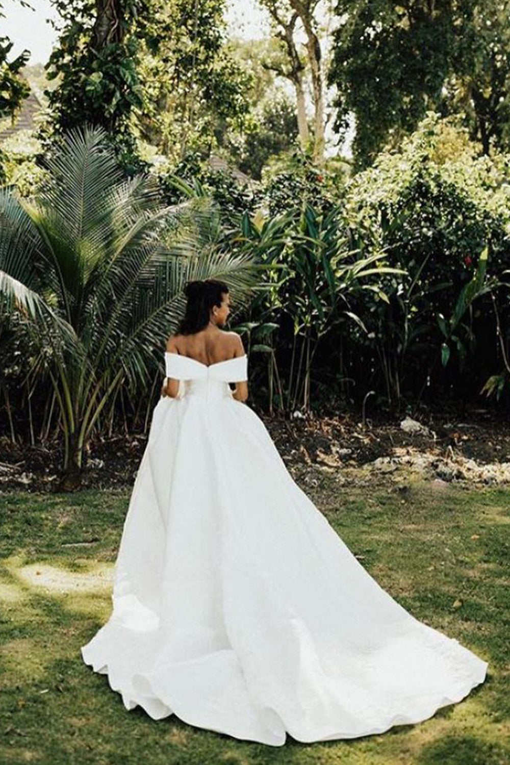 Vestido de novia largo de gala blanco con hombros descubiertos, de satén.