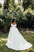 Vestido de novia largo de gala blanco con hombros descubiertos, de satén.