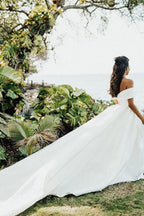 Vestido de novia largo de gala blanco con hombros descubiertos, de satén.