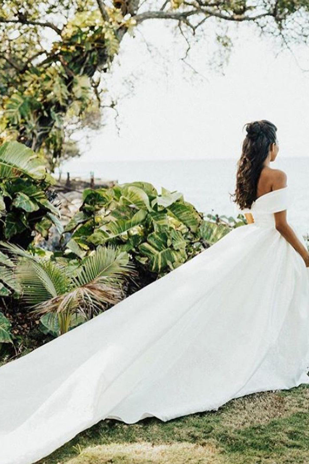 Vestido de novia largo de gala blanco con hombros descubiertos, de satén.