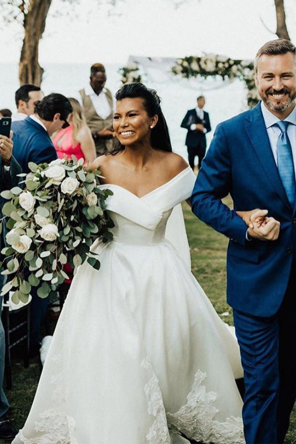 Vestido de novia largo de gala blanco con hombros descubiertos, de satén.