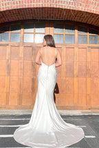 Robe de mariée sirène blanche longue à bretelles spaghetti, décolleté cœur et dos nu en satin