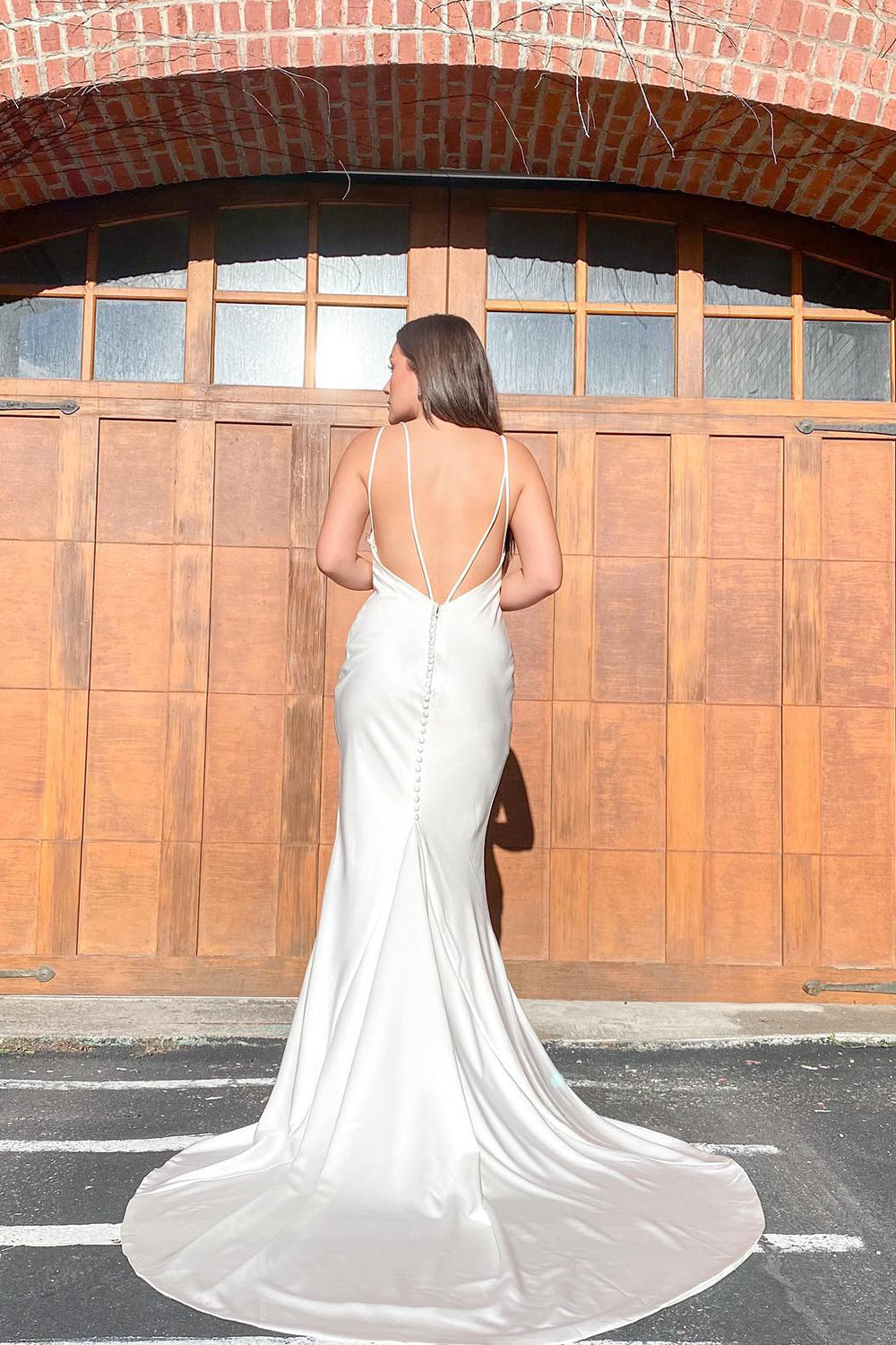 Robe de mariée sirène blanche longue à bretelles spaghetti, décolleté cœur et dos nu en satin