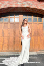Robe de mariée sirène blanche longue à bretelles spaghetti, décolleté cœur et dos nu en satin