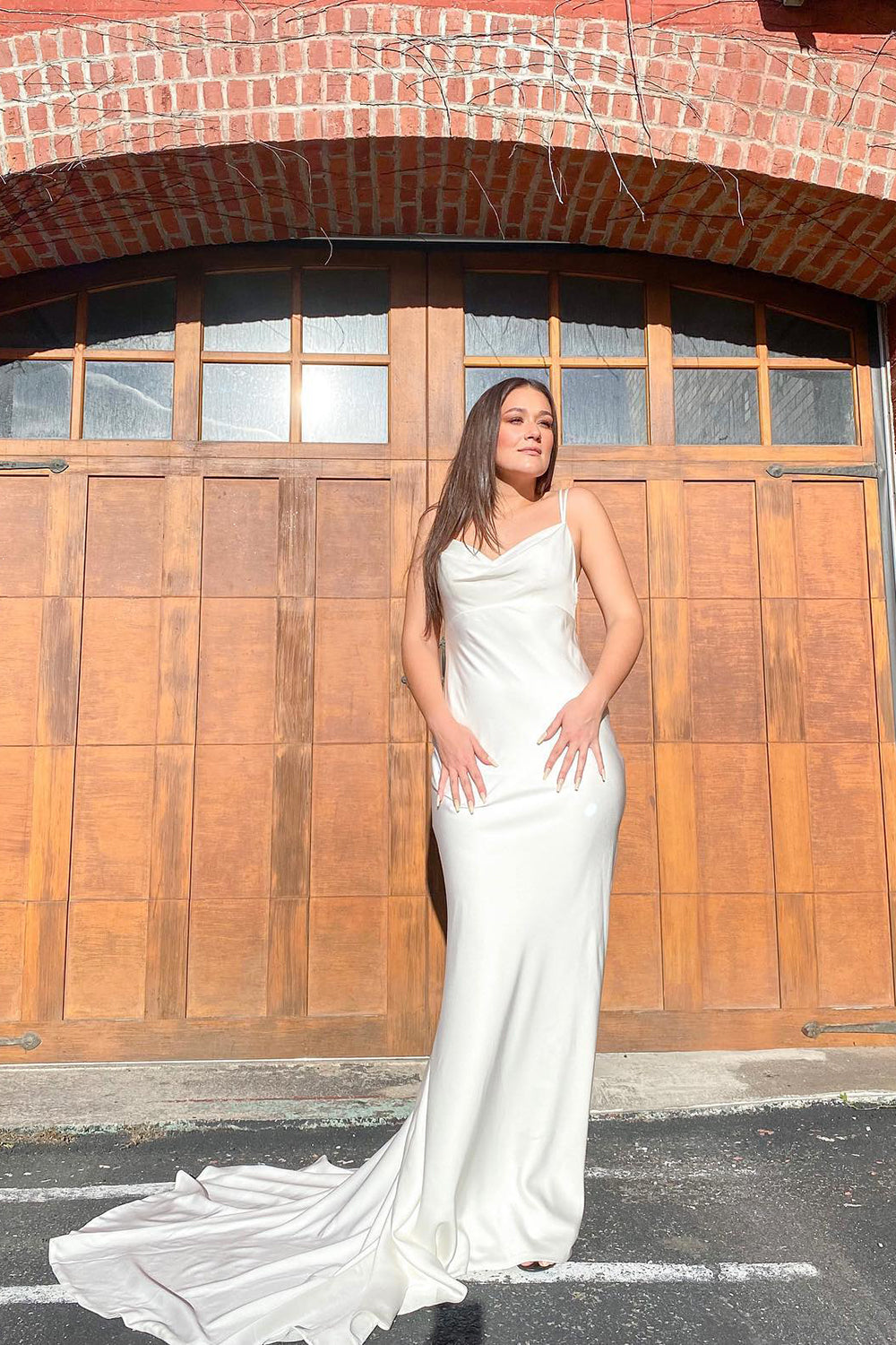 Robe de mariée sirène blanche longue à bretelles spaghetti, décolleté cœur et dos nu en satin