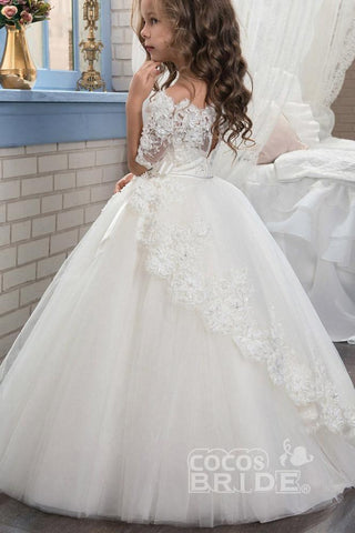 Robe de bal blanche à épaules dénudées et manches 1/2 pour demoiselles d'honneur