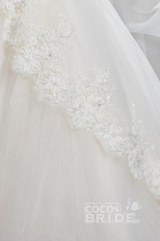 Robe de bal blanche à épaules dénudées et manches 1/2 pour demoiselles d'honneur