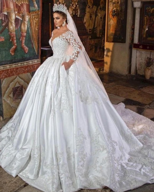 Robes de mariée blanches en satin, coupe trapèze, col en V et manches longues, en dentelle