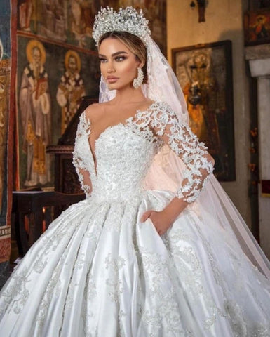 Vestidos de novia blancos de satén, corte en A, encaje, escote en V y mangas largas