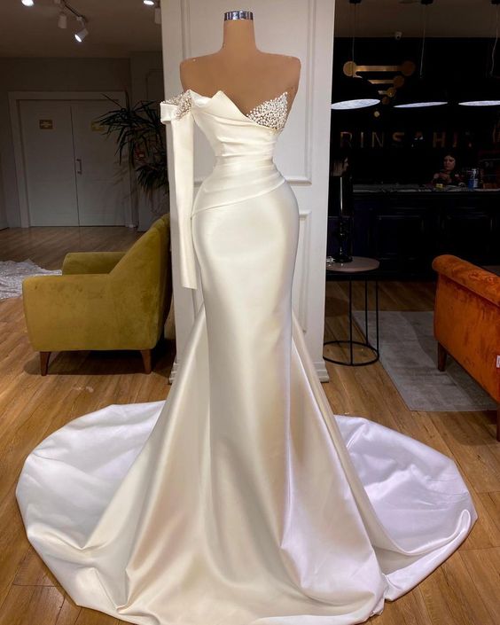 Vestidos largos de sirena de satén blanco con un solo hombro para baile de graduación