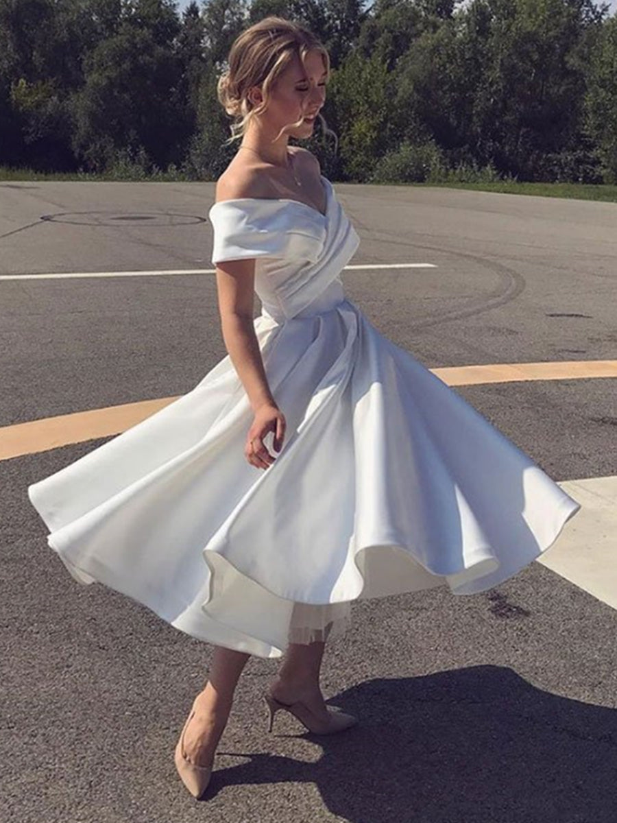 Robe de mariée blanche courte en satin, coupe trapèze, épaules dénudées, longueur thé
