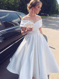 Robe de mariée blanche courte en satin, coupe trapèze, épaules dénudées, longueur thé
