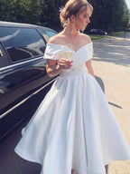 Robe de mariée blanche courte en satin, coupe trapèze, épaules dénudées, longueur thé