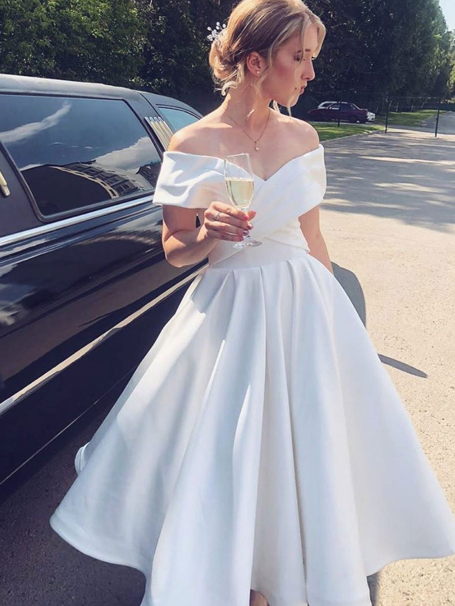 Robe de mariée blanche courte en satin, coupe trapèze, épaules dénudées, longueur thé
