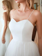 Robe de mariée blanche courte en tulle, coupe trapèze, décolleté cœur, longueur thé