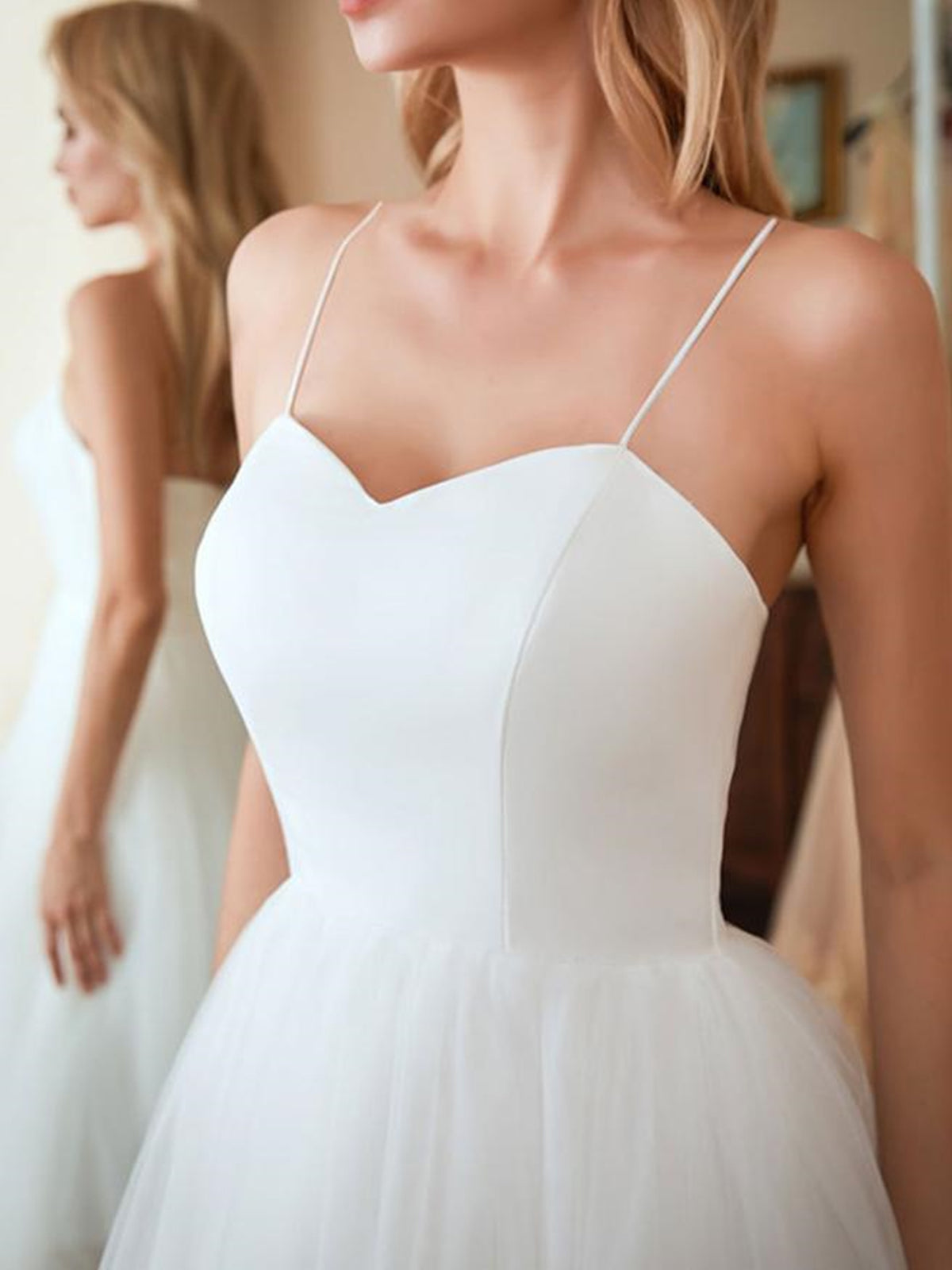 Robe de mariée blanche courte en tulle, coupe trapèze, décolleté cœur, longueur thé