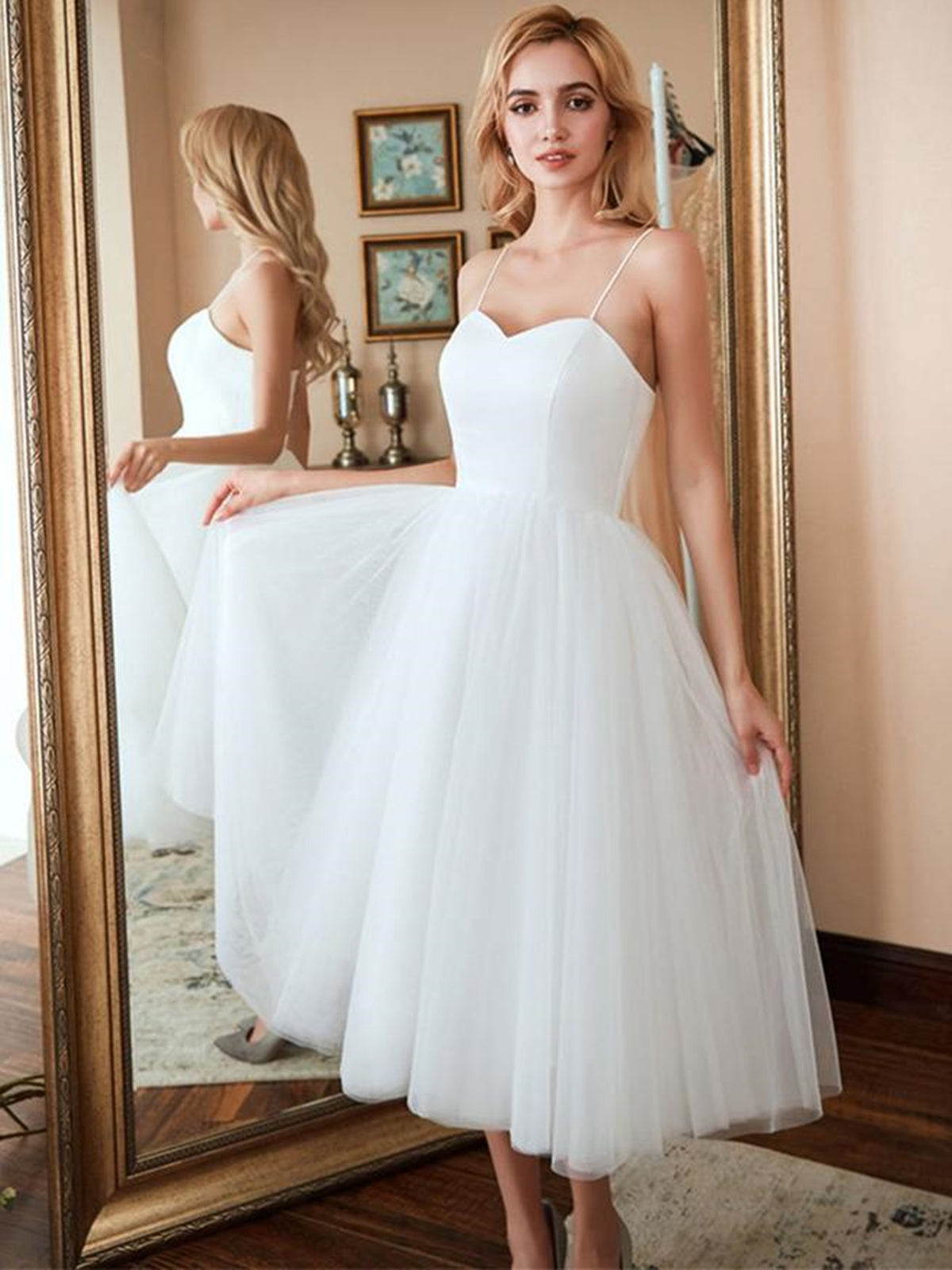 Robe de mariée blanche courte en tulle, coupe trapèze, décolleté cœur, longueur thé