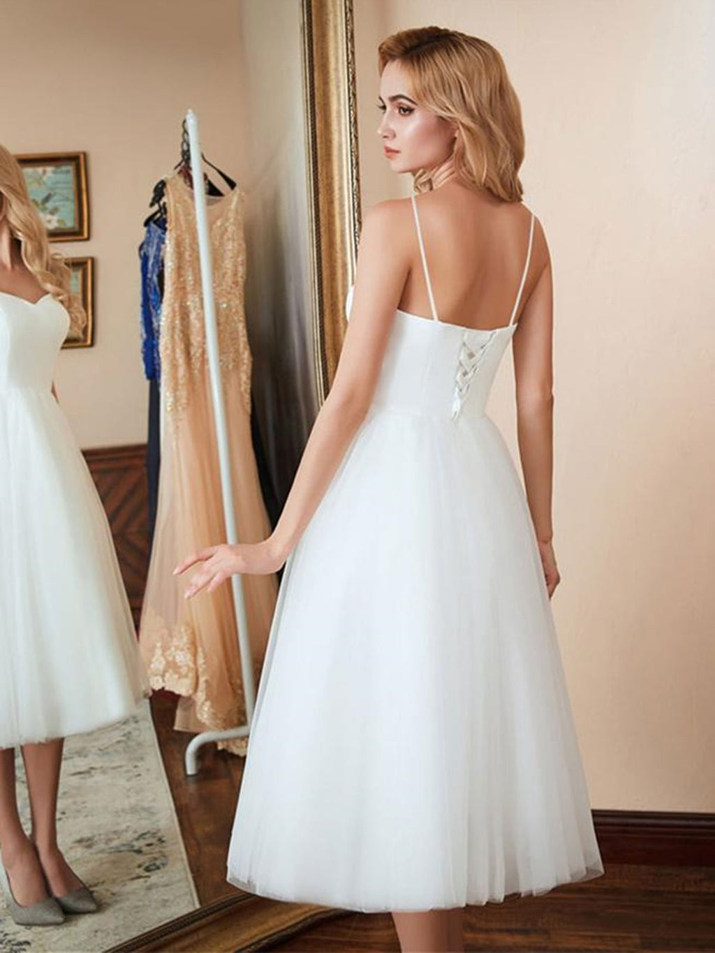 Robe de mariée blanche courte en tulle, coupe trapèze, décolleté cœur, longueur thé