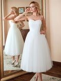 Robe de mariée blanche courte en tulle, coupe trapèze, décolleté cœur, longueur thé