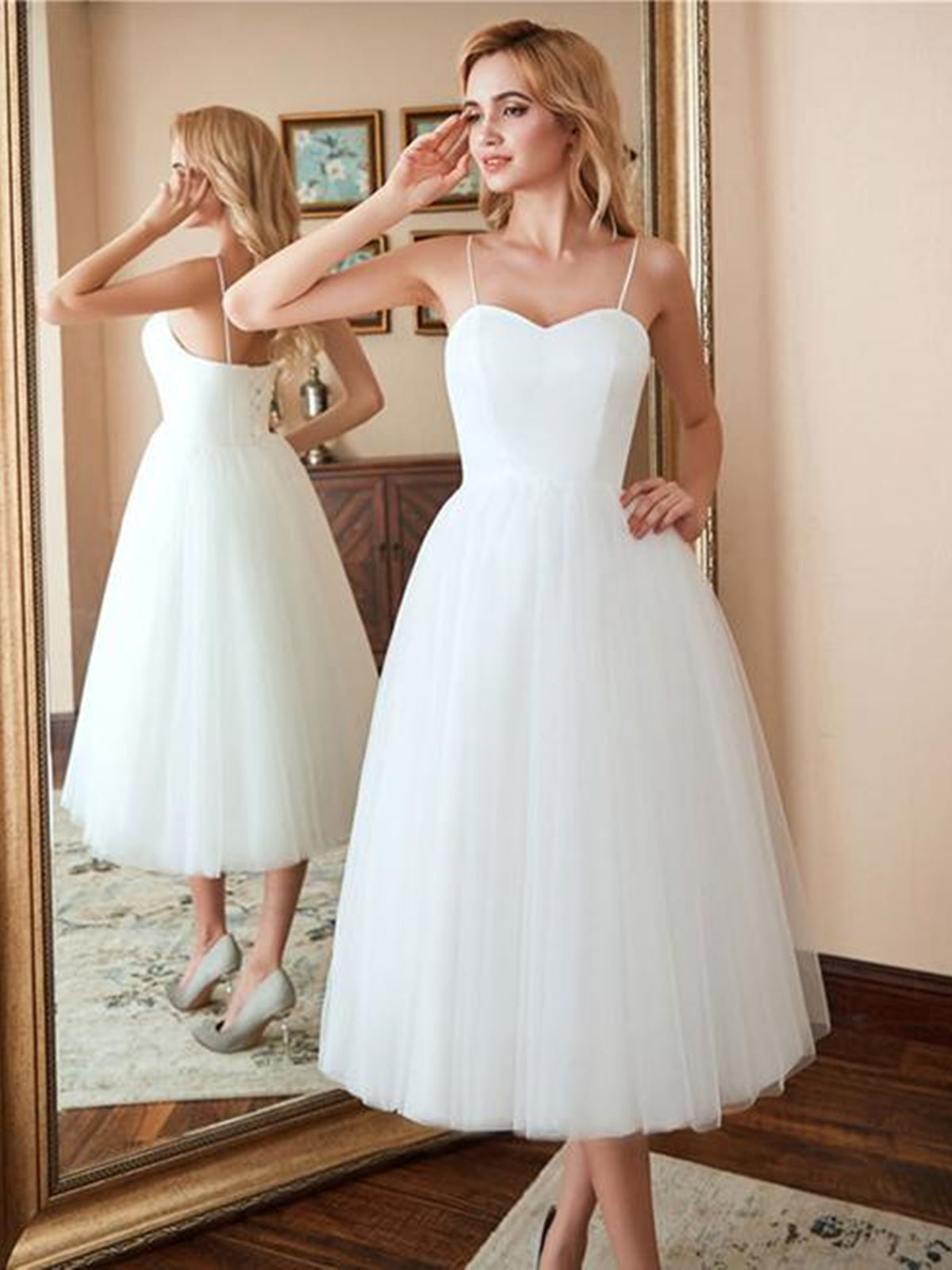 Robe de mariée blanche courte en tulle, coupe trapèze, décolleté cœur, longueur thé