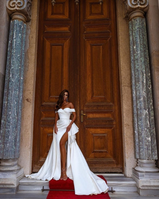 Robes de mariée blanches en satin, coupe trapèze simple, épaules dénudées, style trapèze.