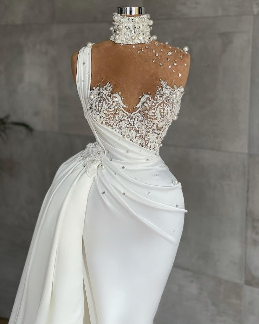 Robe de bal sirène blanche sans manches en satin ornée de perles et de volants