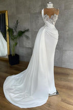 Robe de bal sirène blanche sans manches en satin ornée de perles et de volants