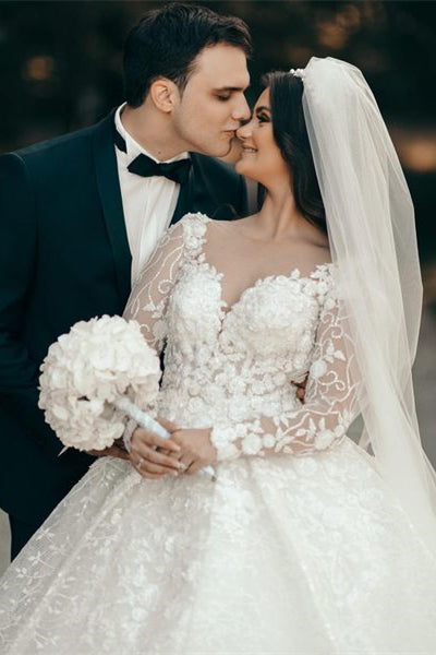 Robe de mariée blanche à décolleté cœur, manches longues et dentelle