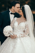 Robe de mariée blanche à décolleté cœur, manches longues et dentelle