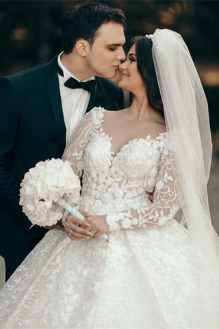 Vestido de novia blanco de corte A con escote corazón y mangas largas, con encaje.