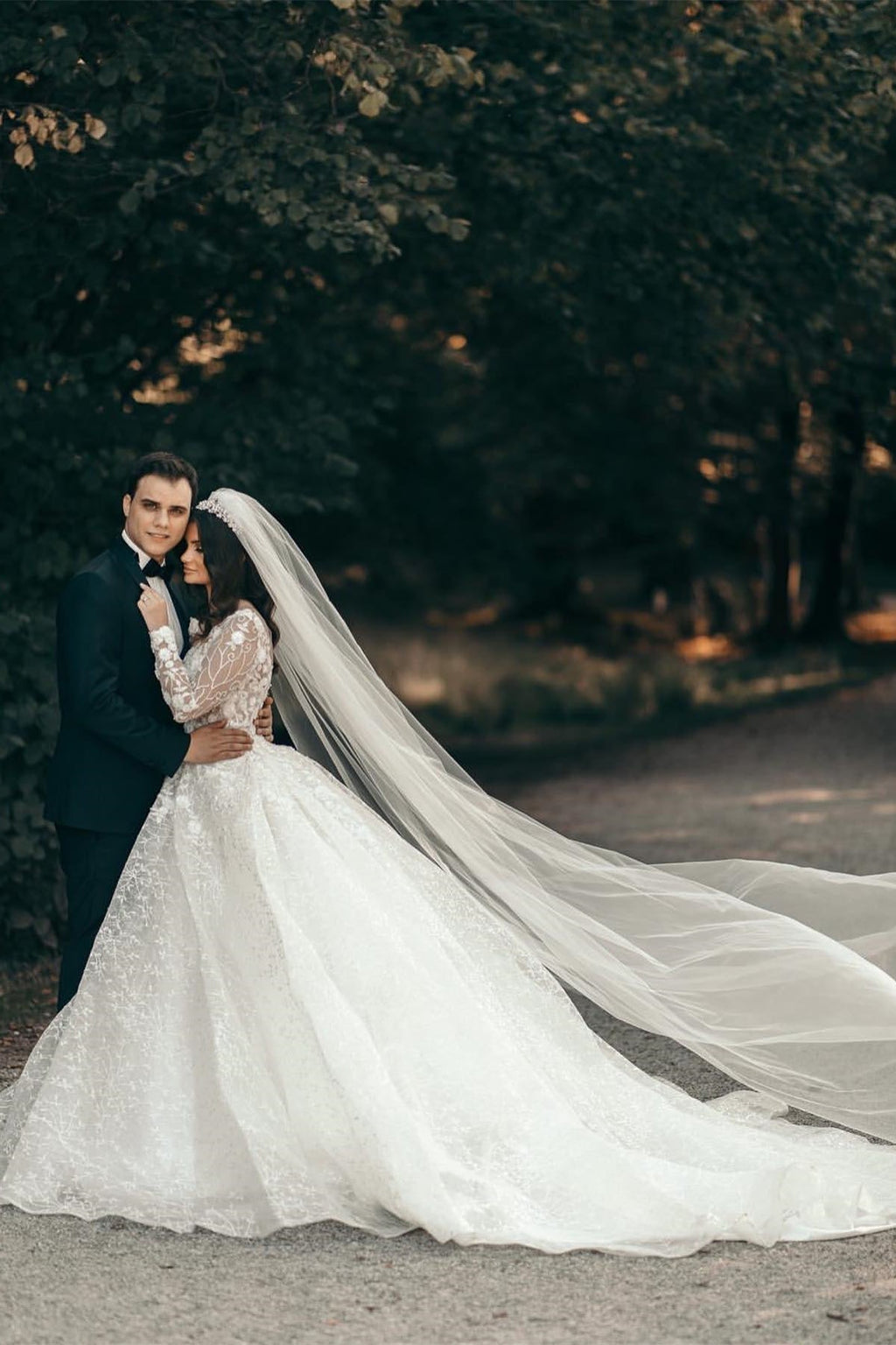 Robe de mariée blanche à décolleté cœur, manches longues et dentelle