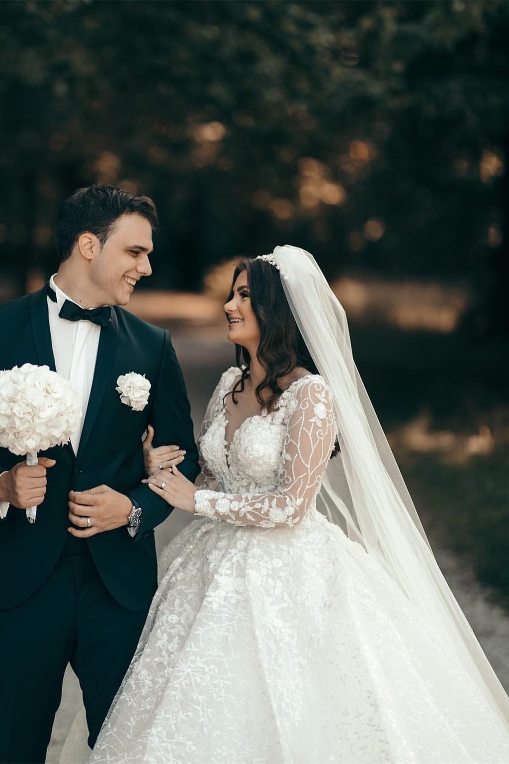 Robe de mariée blanche à décolleté cœur, manches longues et dentelle