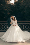 Robe de mariée blanche à décolleté cœur, manches longues et dentelle