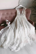 Vestido de novia largo con estampado floral, escote en V, espalda descubierta y tul blanco WD456
