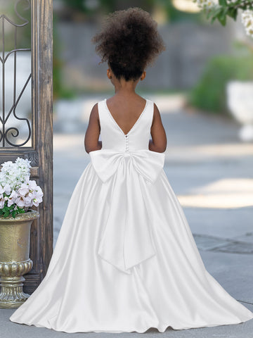 Robe sans manches en satin ornée de perles et d'un nœud, avec encolure perlée et détail de nœud. 