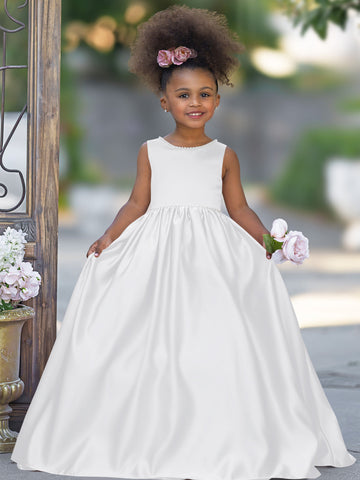 Robe sans manches en satin ornée de perles et d'un nœud, avec encolure perlée et détail de nœud. 