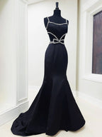 Robe de bal longue sirène Windsor à col rond et ornée de perles et d'un nœud.