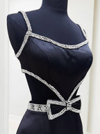 Robe de bal longue sirène Windsor à col rond et ornée de perles et d'un nœud.