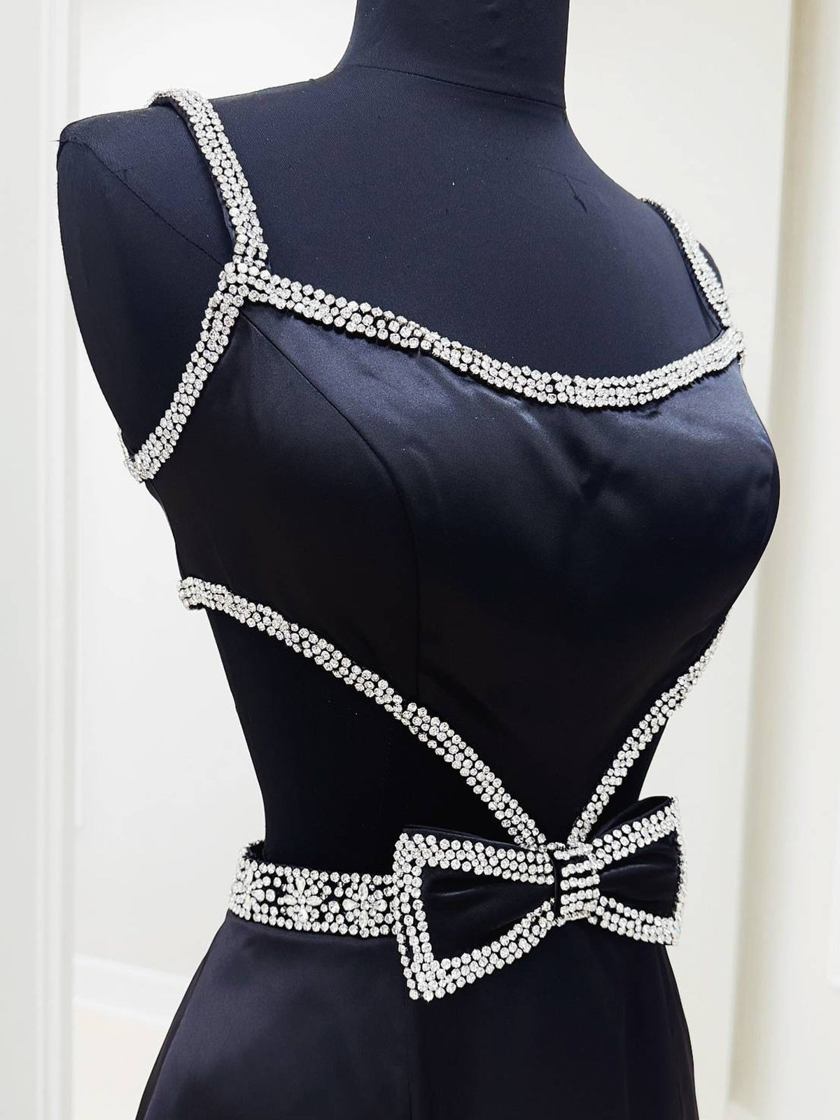 Robe de bal longue sirène Windsor à col rond et ornée de perles et d'un nœud.