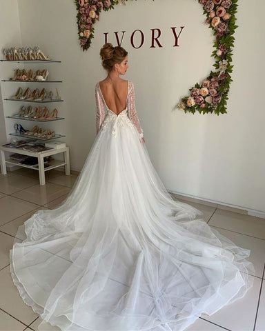 Vestido de novia princesa de tul con escote en V y mangas largas, ideal para el invierno.