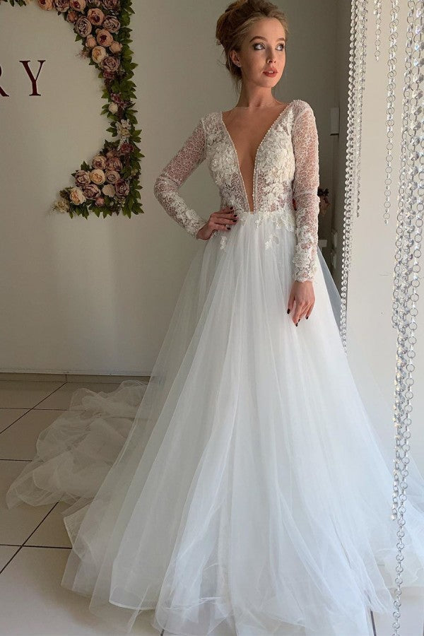 Vestido de novia princesa de tul con escote en V y mangas largas, ideal para el invierno.